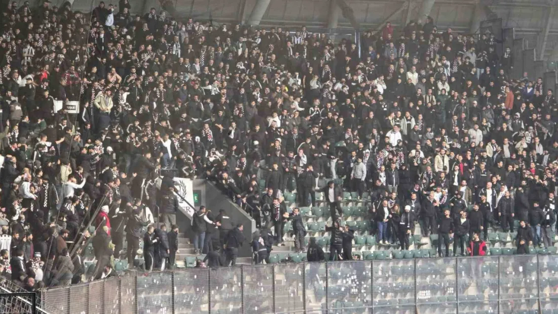 Beşiktaş tribünü karıştı!