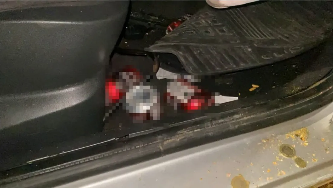 Direğe çarpan otomobildeki 4 kişi yaralandı: Araçtan alkol kutuları çıktı