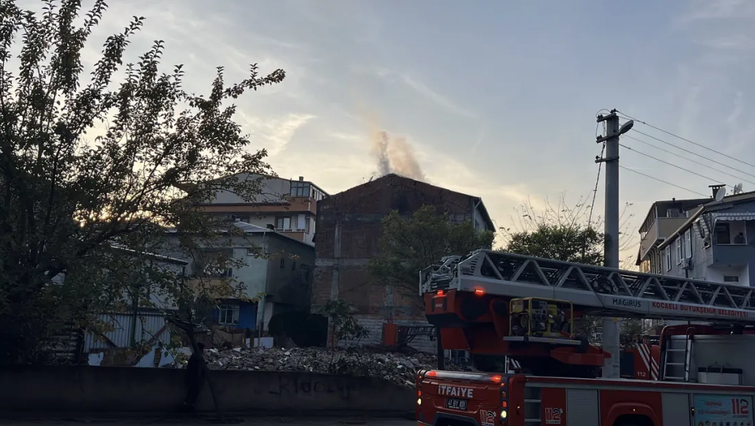 Kocaeli’de bina çatısında yangın: Baba ve oğlu dumandan etkilendi