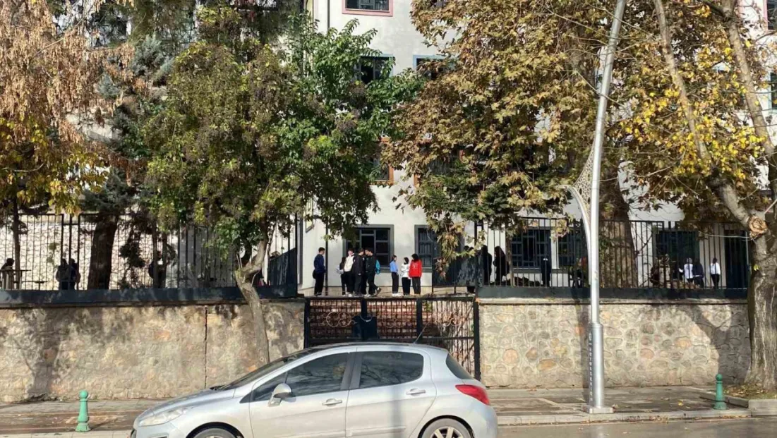 Lisede 3. kattan düşen öğrenci ağır yaralı