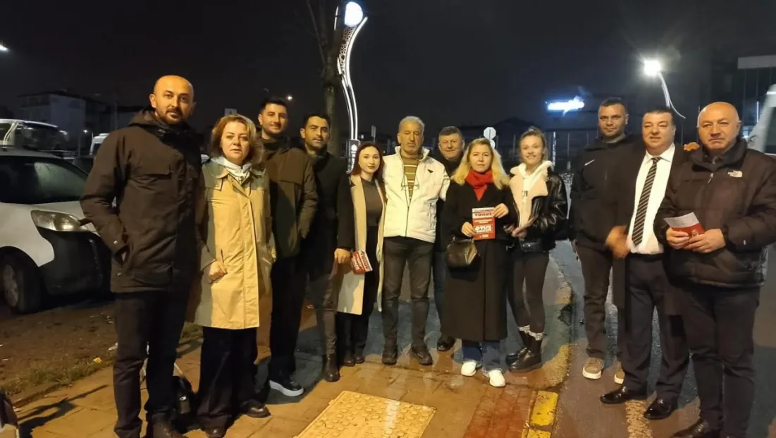 Servis bekleyen işçilerle asgari ücreti konuştular