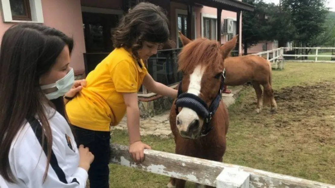 'Yürüyemez' denileni yürütüyor, 'Konuşamaz' denileni konuşturuyor