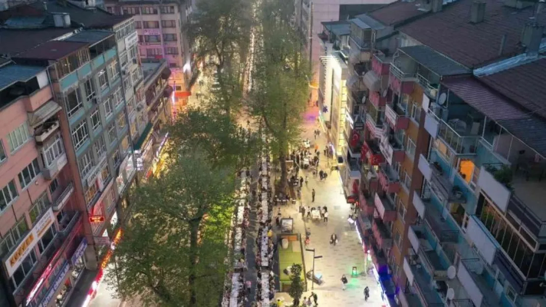 İzmit'te 3 kilometrelik iftar sofrası!