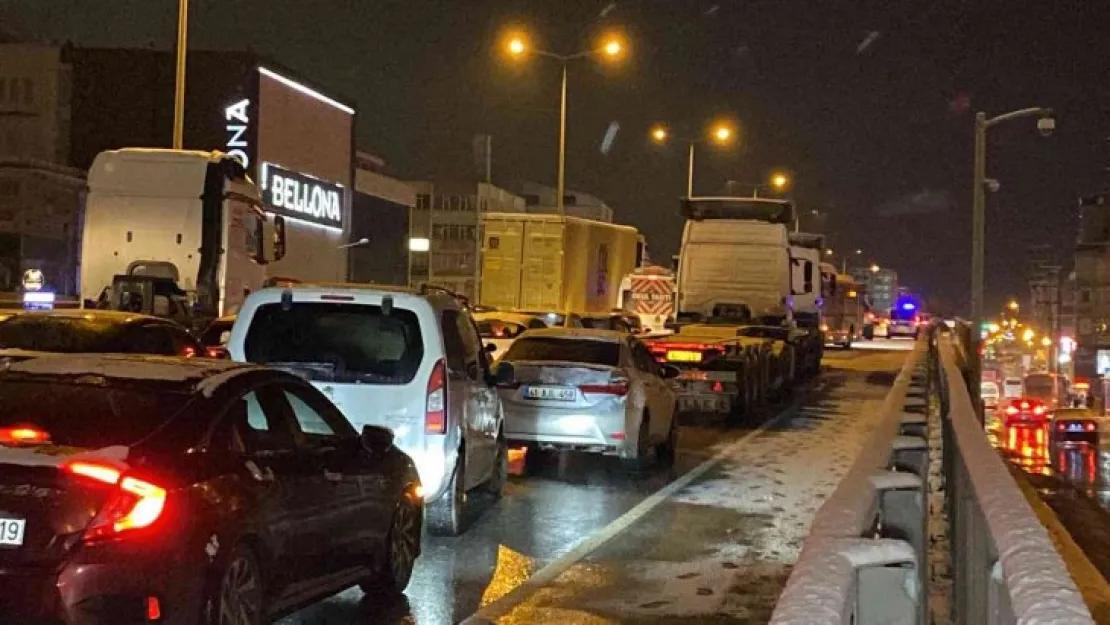 13 aracın karıştığı trafik kazasında yol, 1 saat sonra trafiğe açıldı