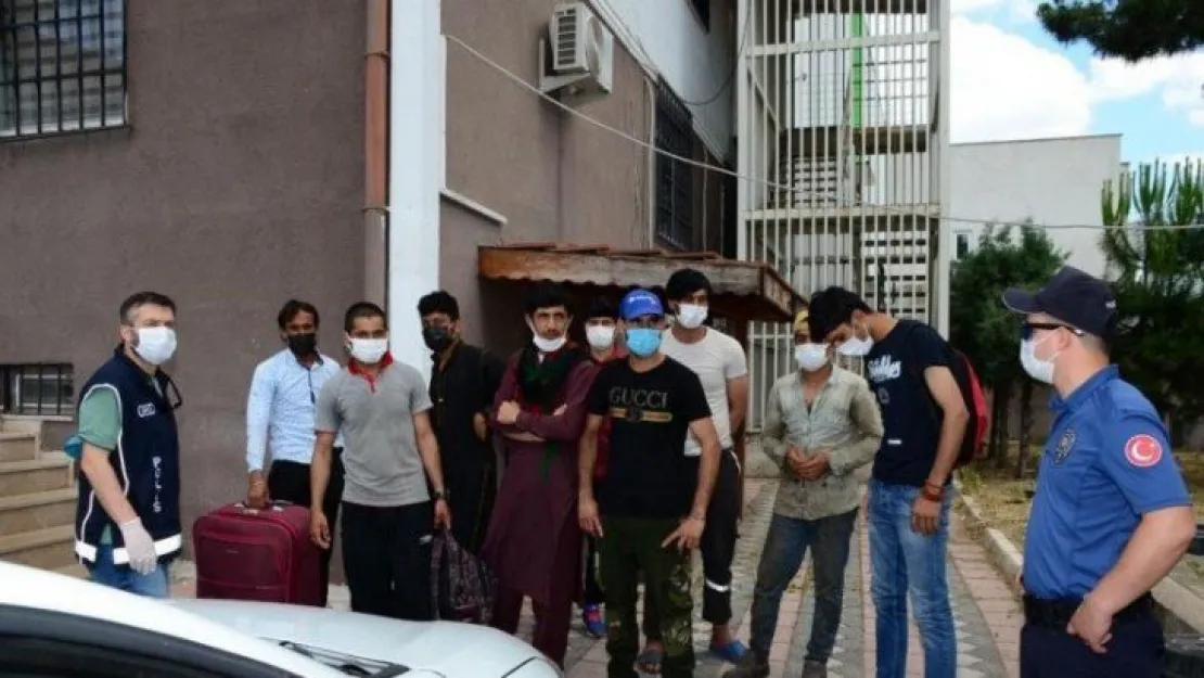 15 göçmenin yakalandığı operasyonda ele geçirilen tulumlar şaşırttı