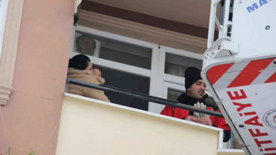 Yaramaz çocuk, annesini balkona kilitledi!