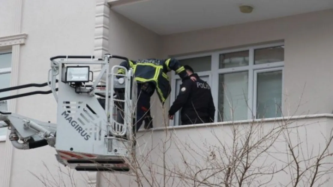 2 gündür kayıp olan otel çalışanını bulmak için 2 kapı kırdılar