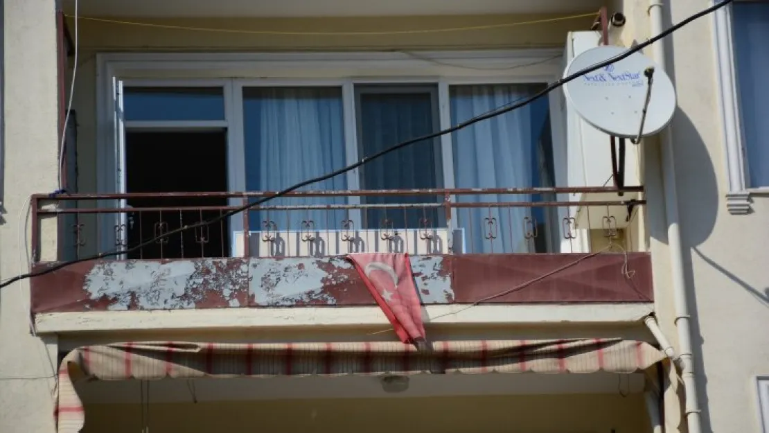 Evinin balkonundan komşunun üzerine düştü