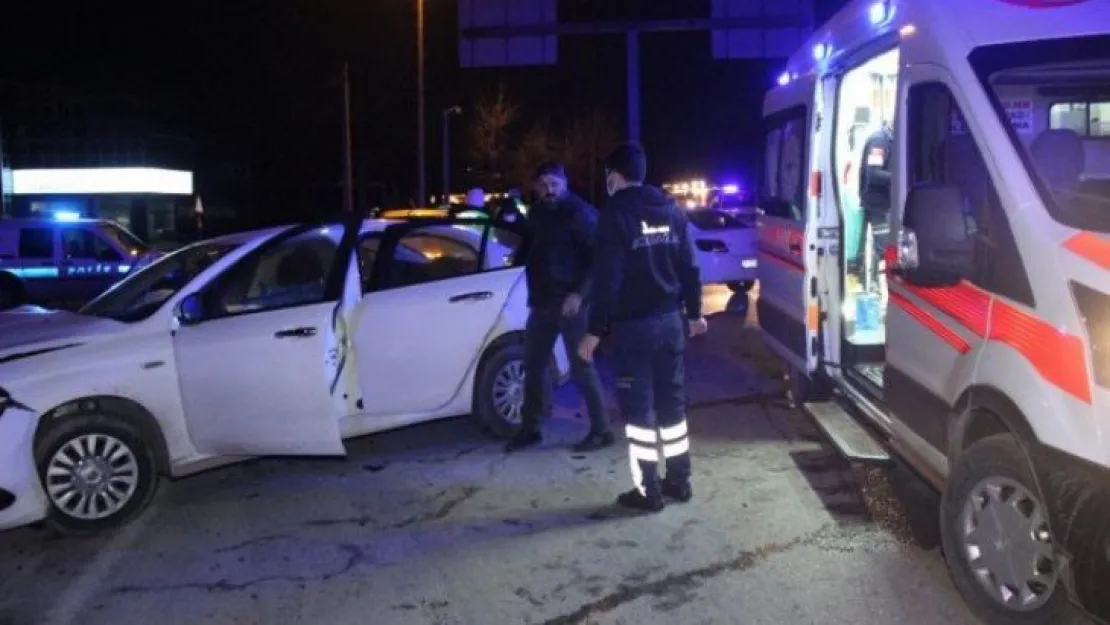 2 otomobil kafa kafaya çarpıştı: 4 yaralı