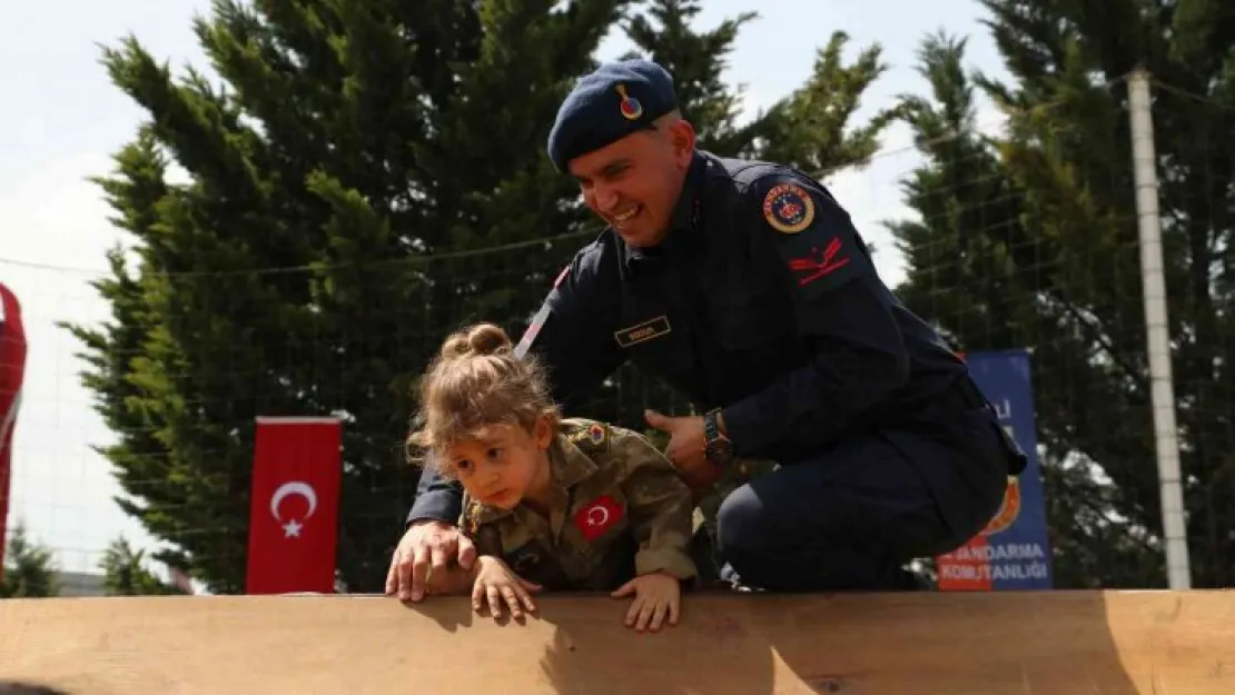 23 Nisan çocukları komando parkurunda ter döktü