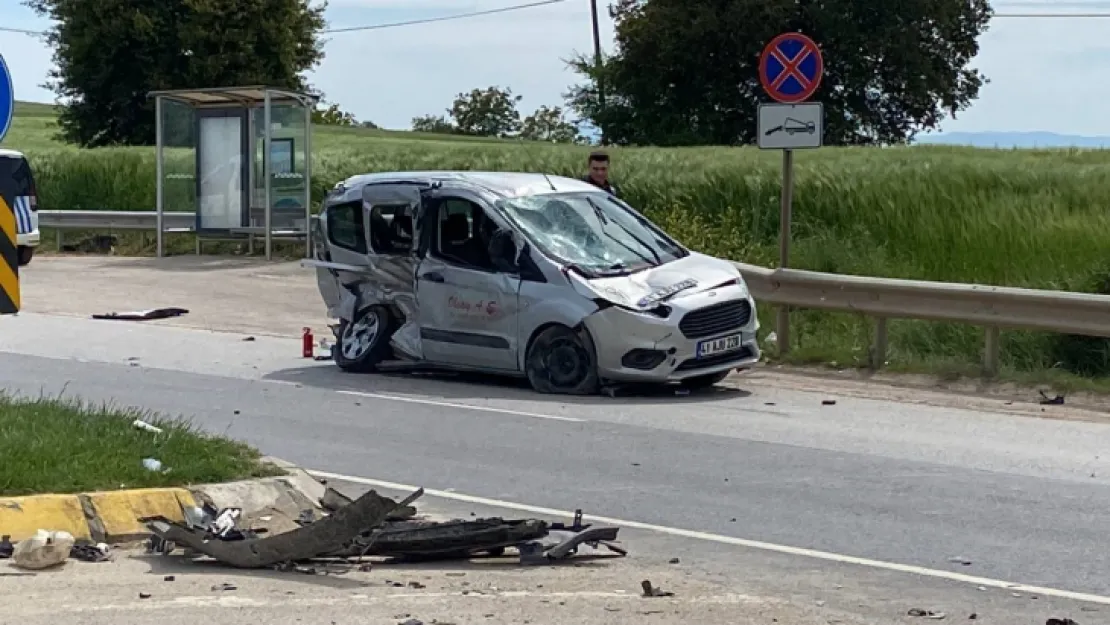 3 araç çarpıştı, 3 kişi yola savruldu