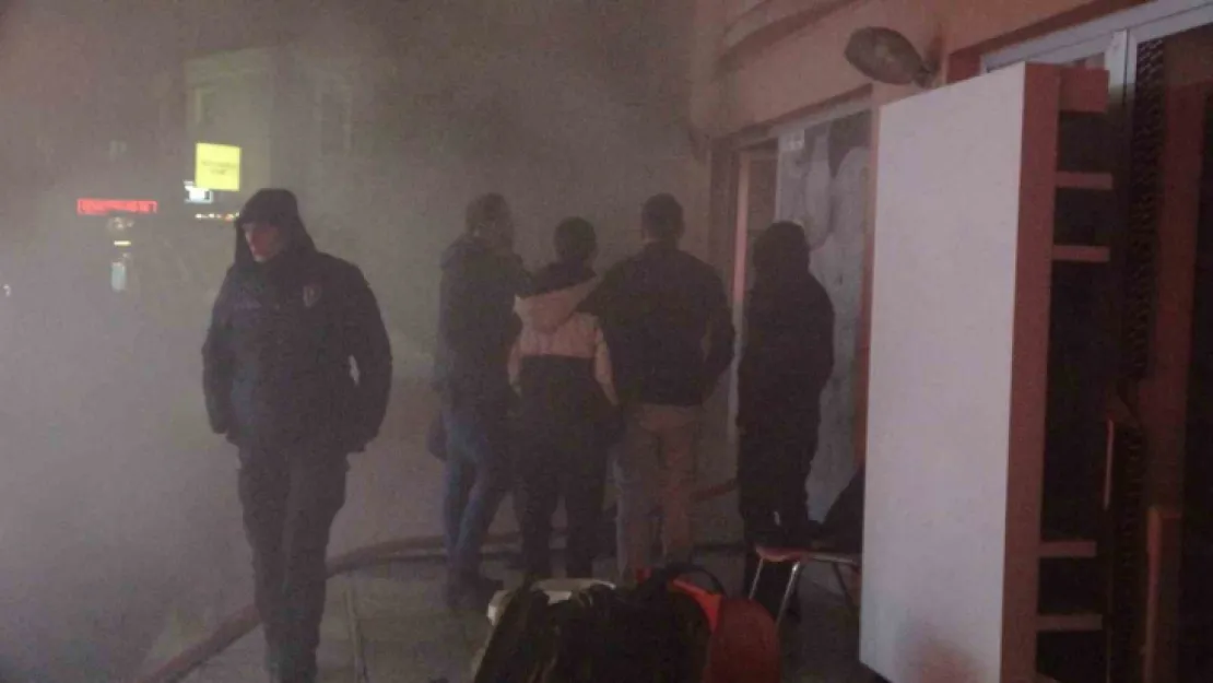 Çıkan yangında dumanlar mahalleyi sardı