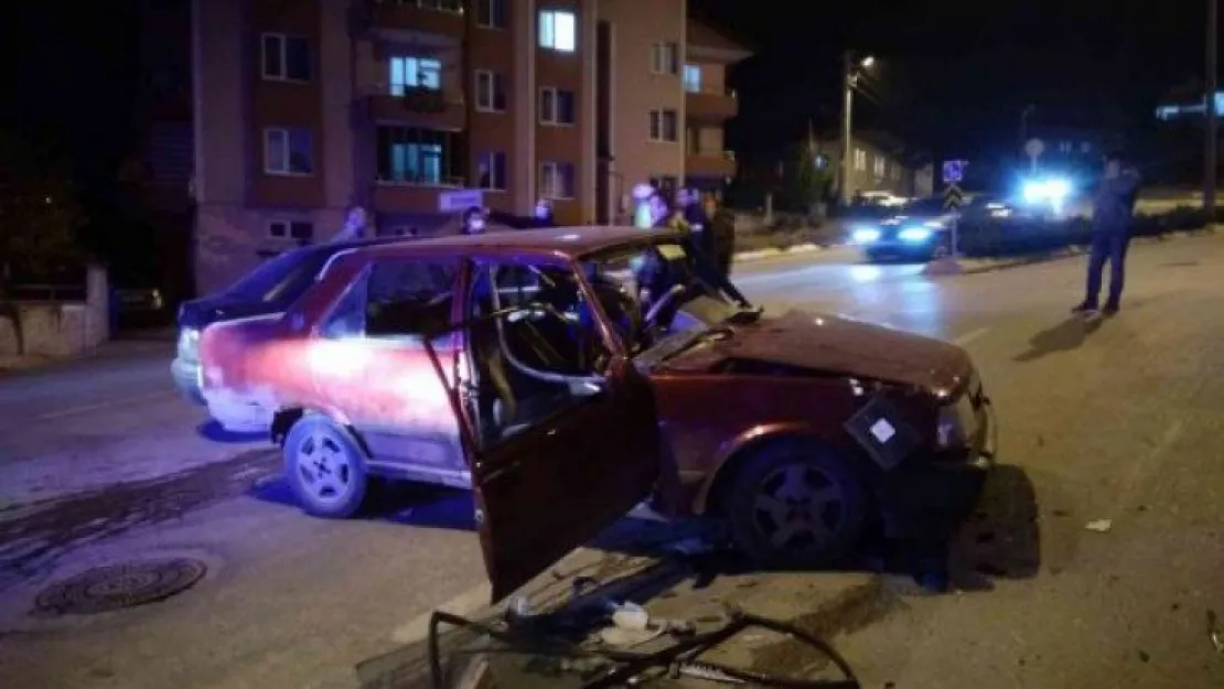 3 kişinin yaralandığı kazada araçtan içki şişeleri çıktı!