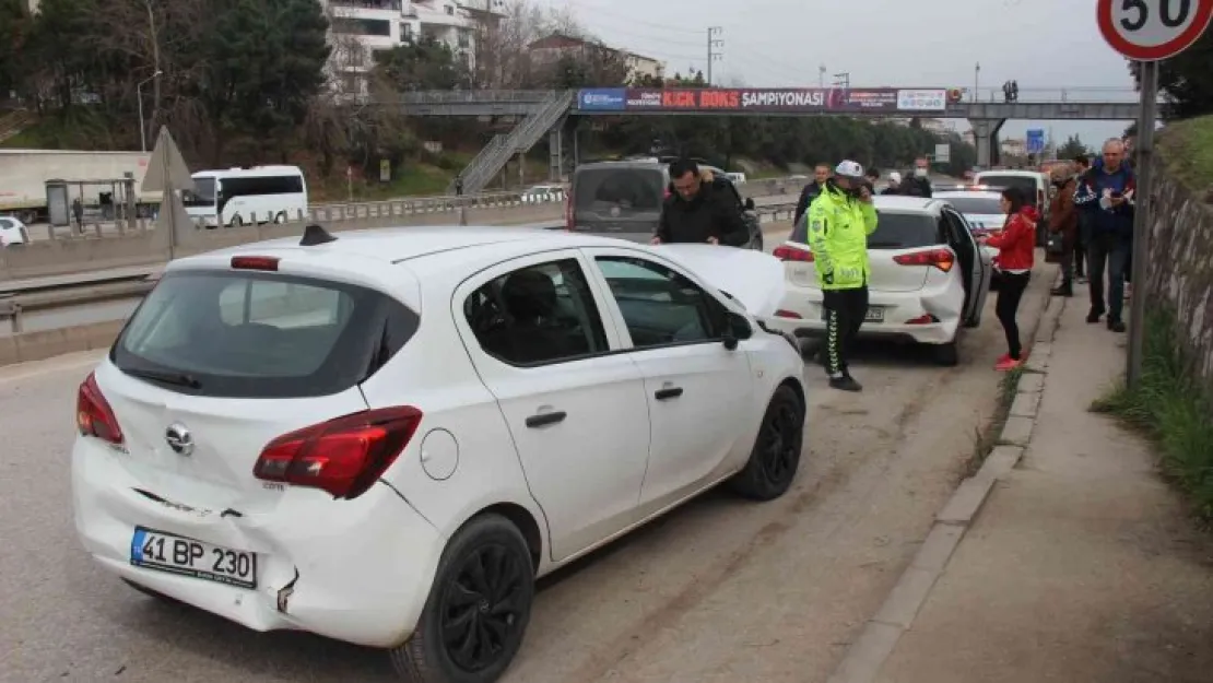 İzmit'te 3 otomobil birbirine girdi