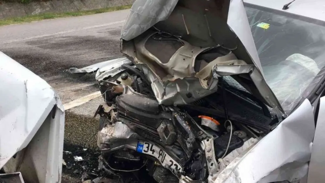 Kocaeli'de 3 otomobil çarpıştı: 4 yaralı!