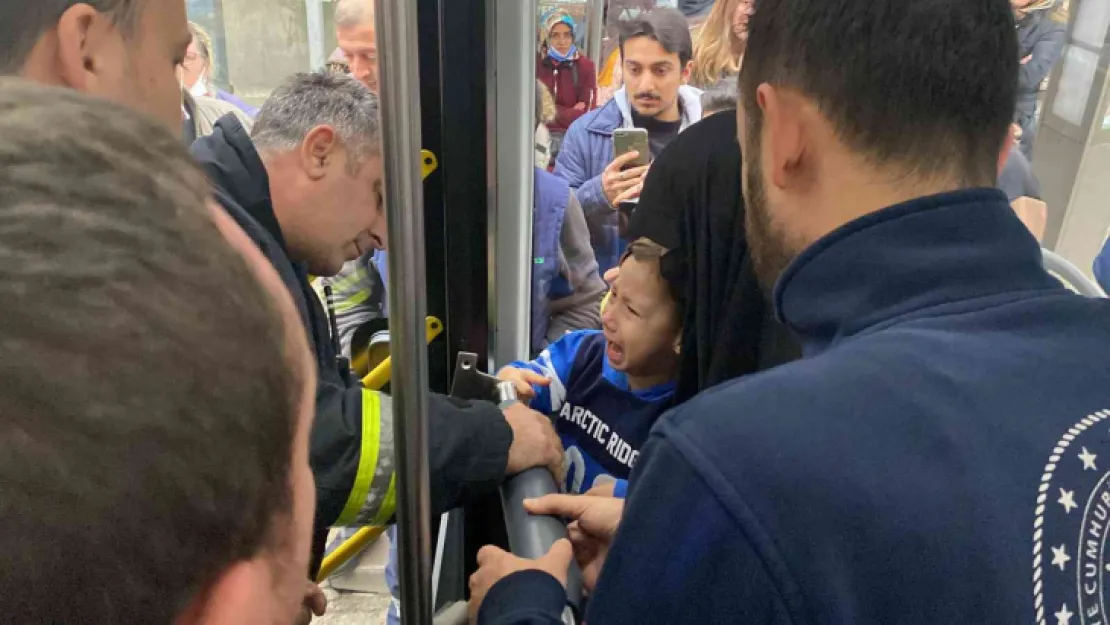 Minik çocuğun parmağı otobüste boruya sıkıştı