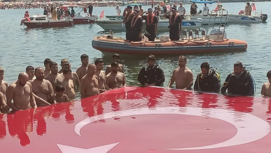 30 Ağustos Zafer Bayramı'nda denizde bayrak açtılar