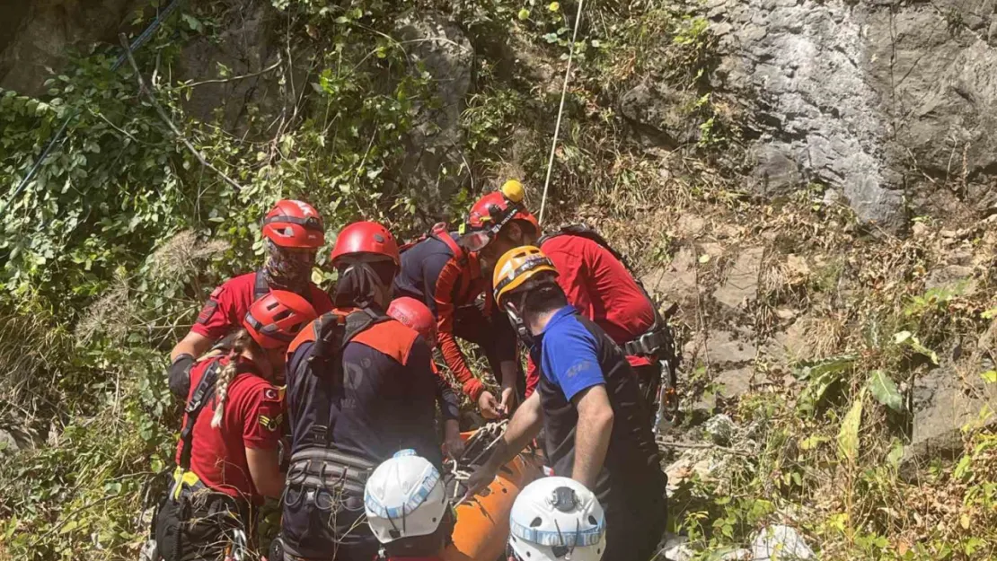 300 metrelik uçurumdaki ceset operasyonla çıkartıldı