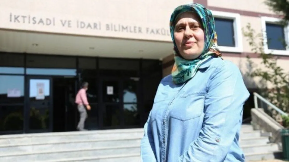 47 yaşında anne oğluyla aynı kampüsü paylaşacak!