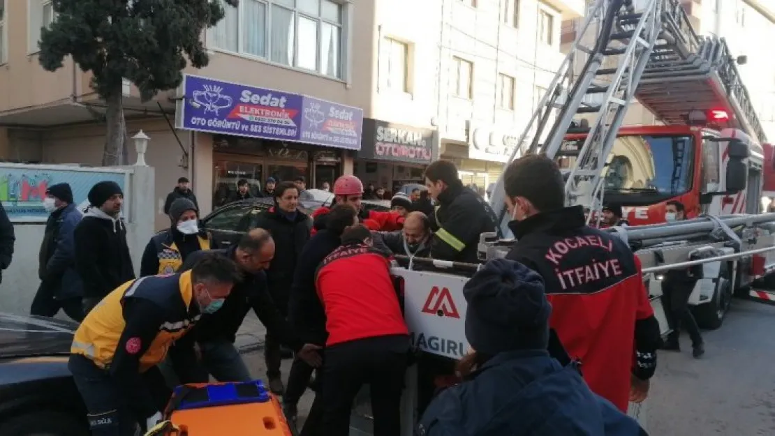 Deliği bulmak için çıktığı çatıdan düştü