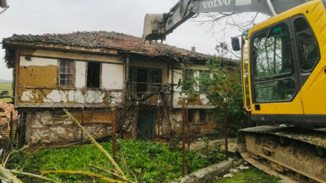 6 orta hasarlı bina yıkıldı