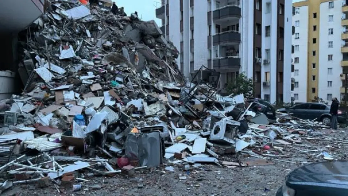 7,4 büyüklüğünde deprem: 76 can kaybı