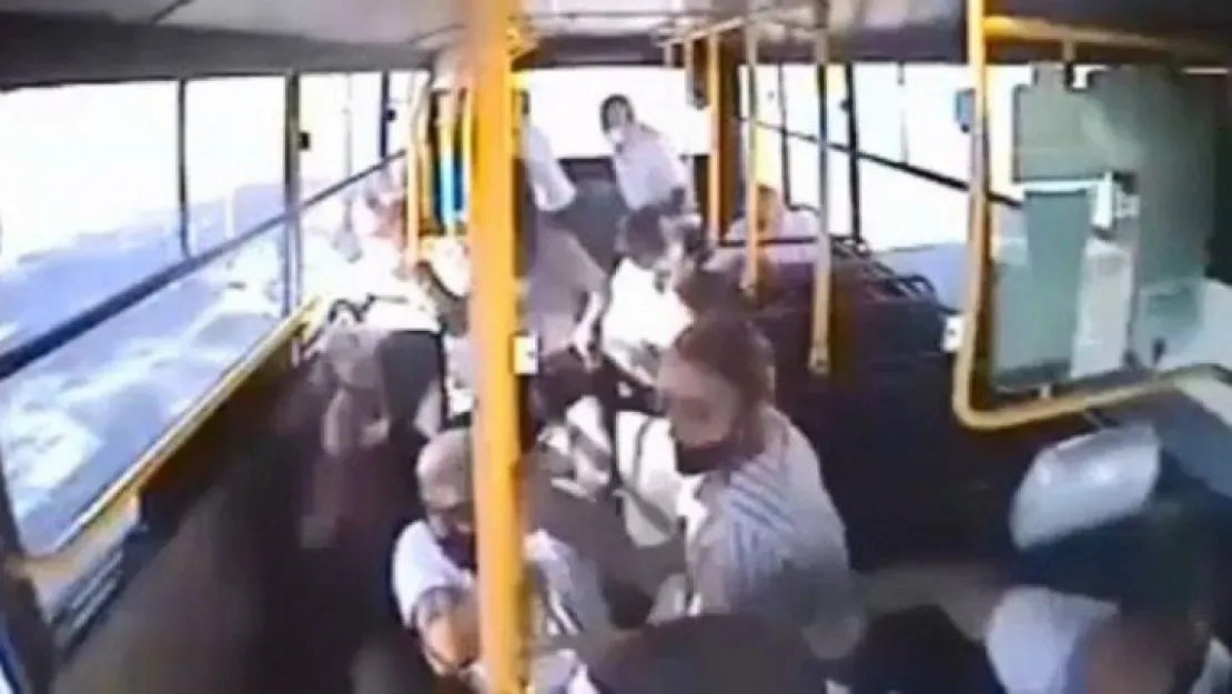7 kişinin yaralandığı kazada otobüs içindekiler böyle savruldu
