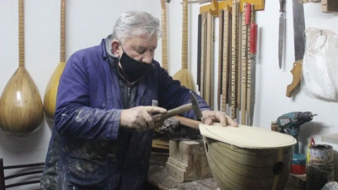 7 metrekare dükkanda 40 yıldır bağlama yapıyor 