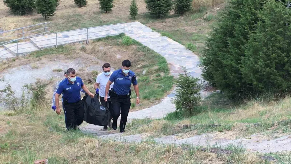 83 gün önce cesedi bulunmuştu, oğlunun yanına defnedildi