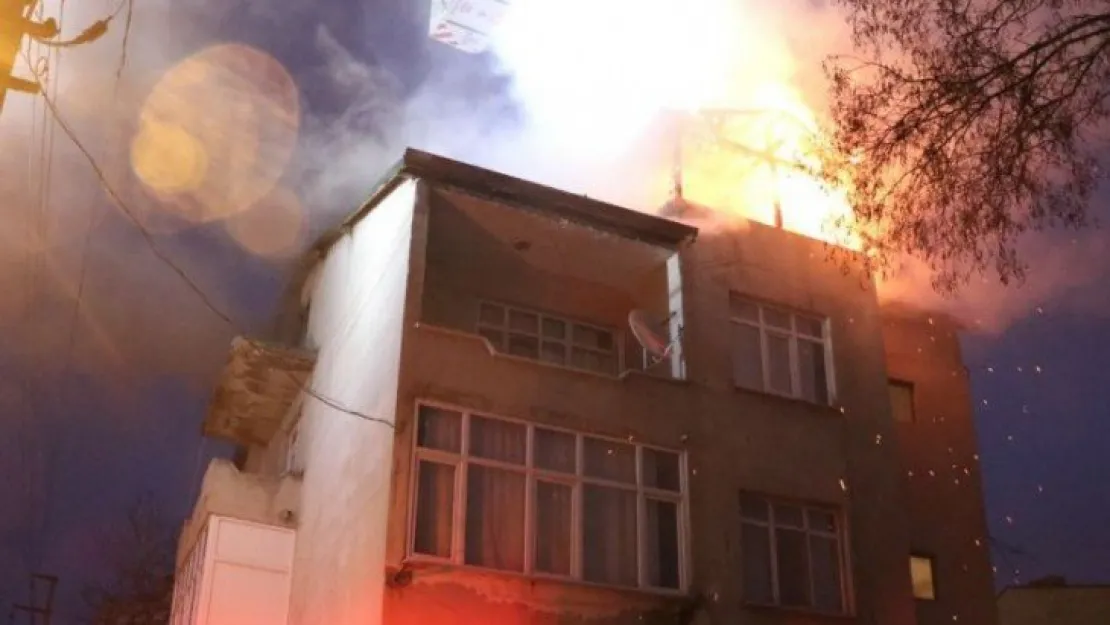 95 yaşındaki adamın yaşadığı ev alev alev yandı