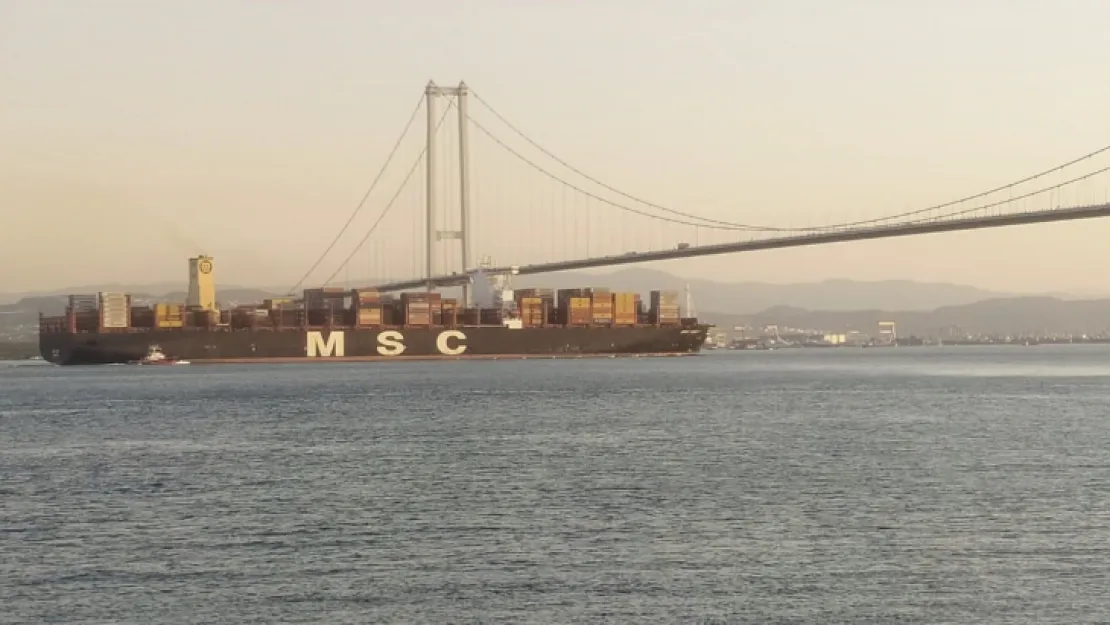 Dev gibi gemi Körfez'den geçti