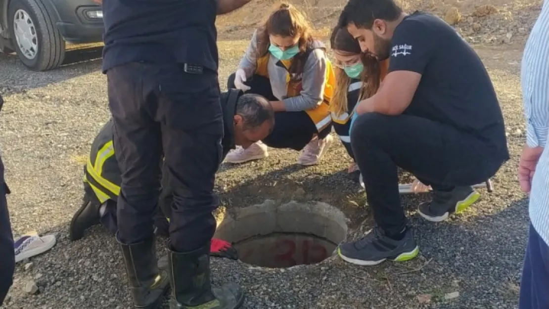 Açık kalan rögardan çukura düştü!