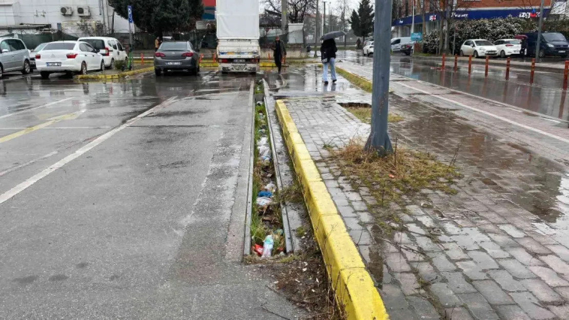 Açık otopark alanında mazgallar çalındı