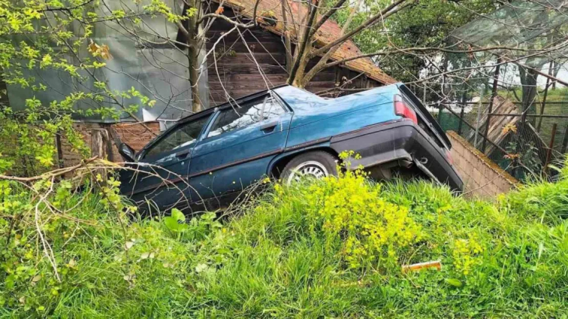 Sakarya'da otomobili evin bahçesine devrildi