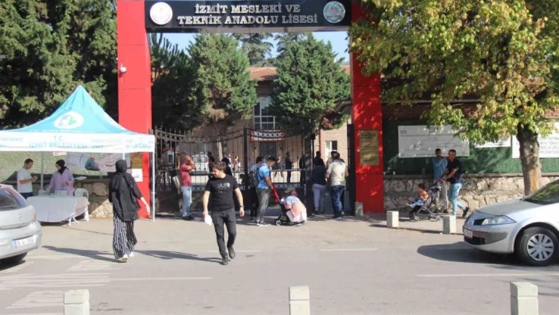 Adaylar içeride, yakınları dışarıda ter döküyor