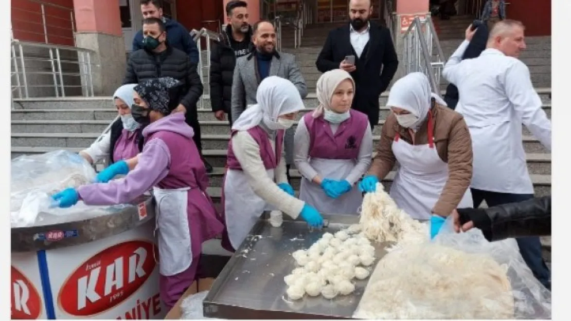 Adliye önünde pişmaniye dağıttılar 