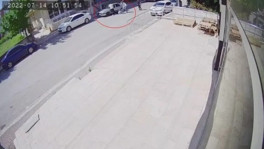 En yakınları tarafından cadde ortasında darp edildi