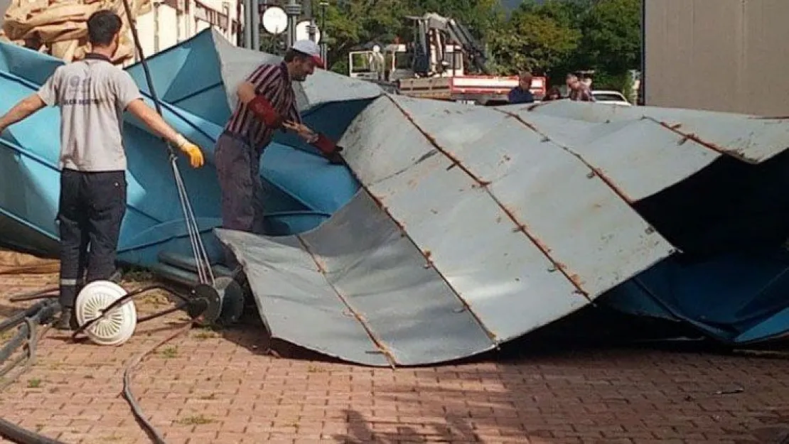 Ağaçlar otomobillerin üzerine devrildi, çatılar uçtu