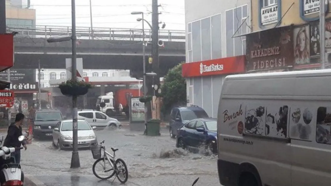 Ağdere caddesini sel aldı