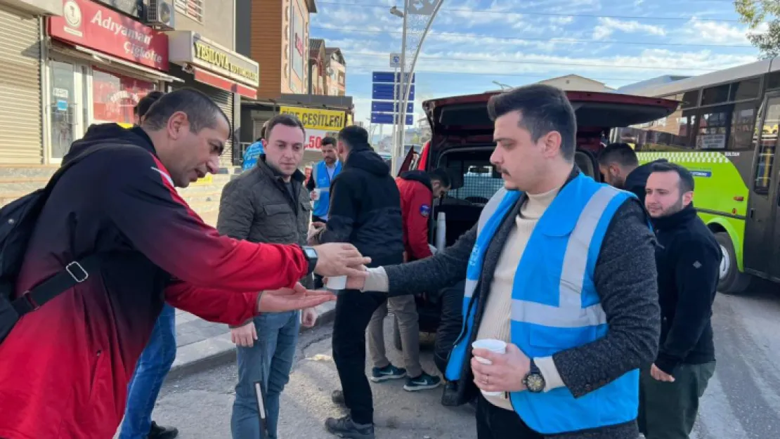 AK Gençler'den İzmit'te vatandaşlara çorba ikramı