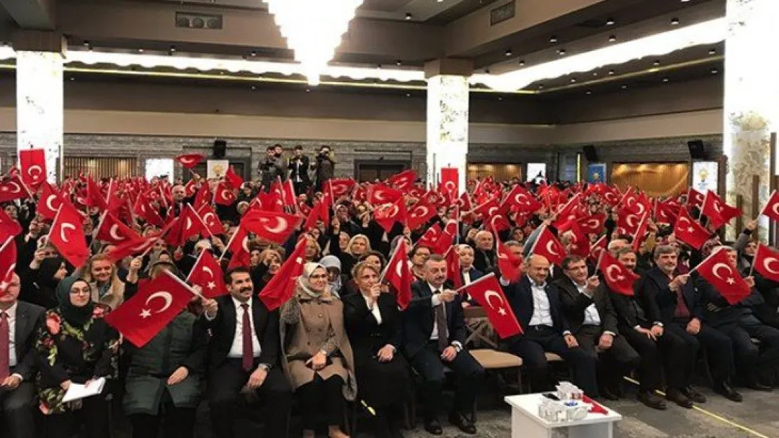 Ak Parti'de müzik yok, bayraklı protesto var