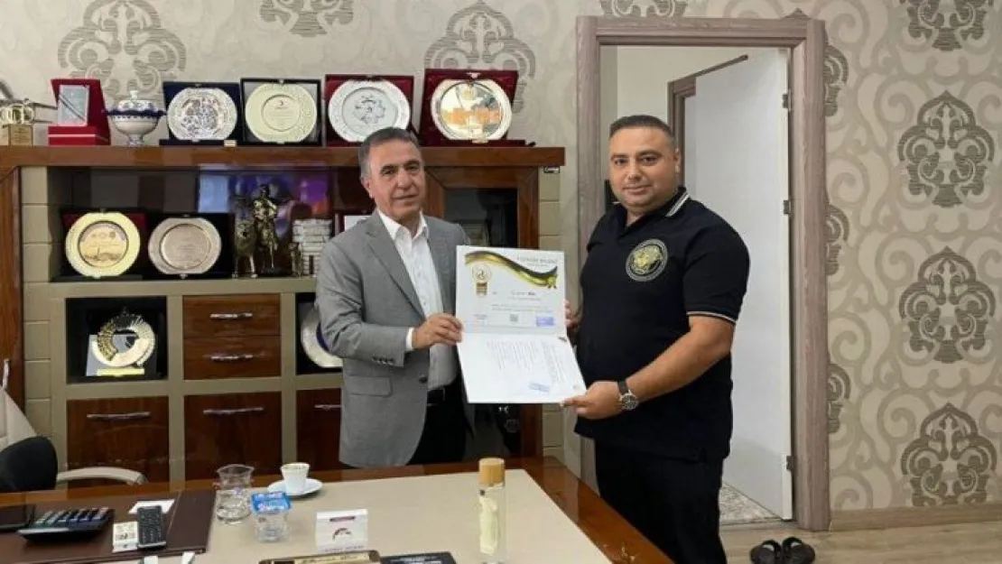 Ak Parti Diyarbakır Milletvekiline Gazeteci Ferhat Aydoğan'dan Ödül 