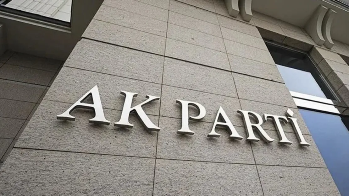 AK Parti'ye 2 milletvekili ve 13 belediye başkanı katıldı