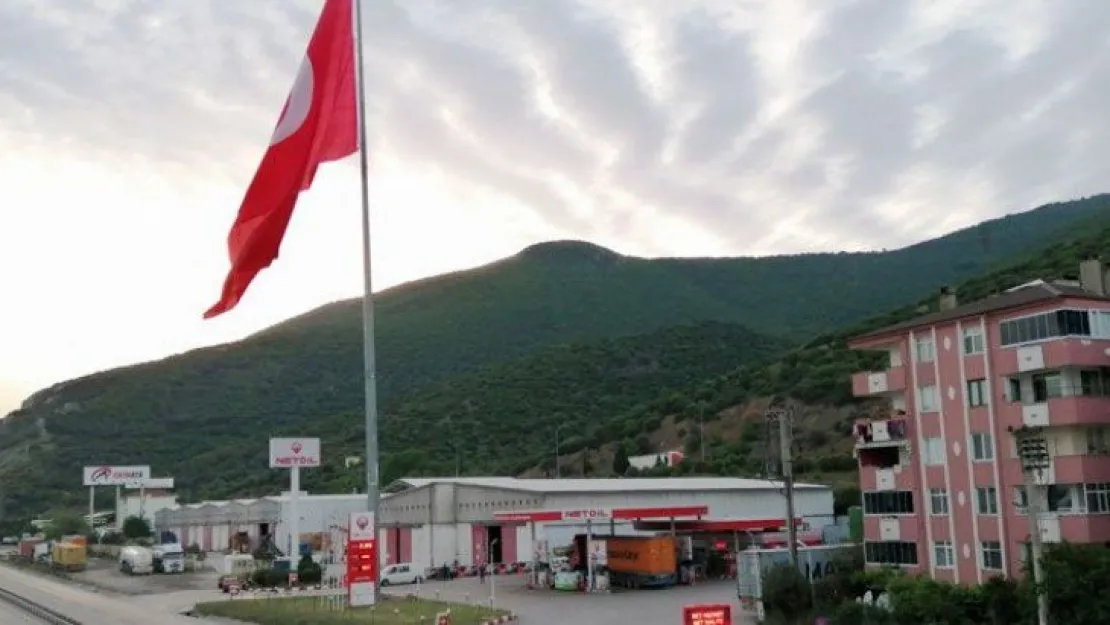 Akaryakıt istasyonuna dev Türk bayrağı