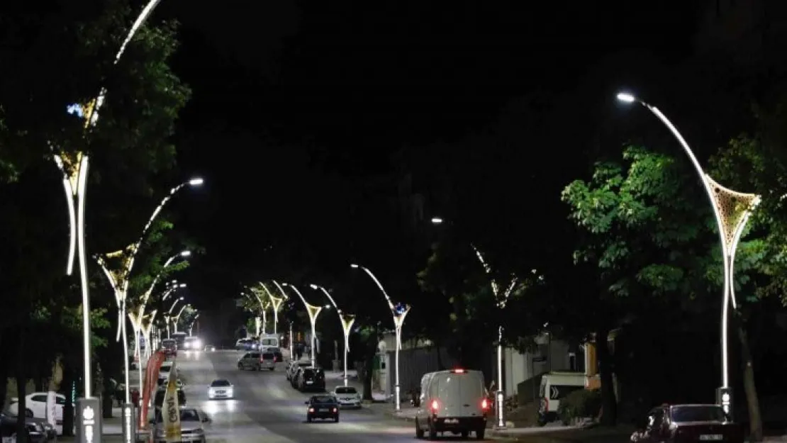 Akşemsettin Caddesi yeni görünümüne kavuştu
