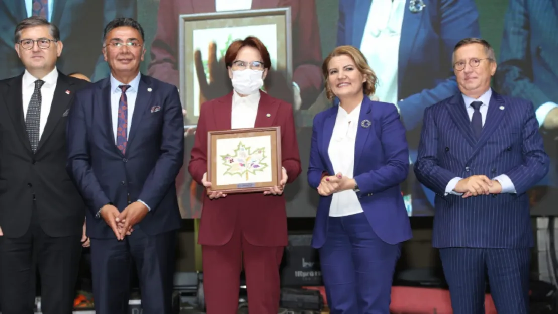 Akşener, Hürriyet'i öve öve bitiremedi!