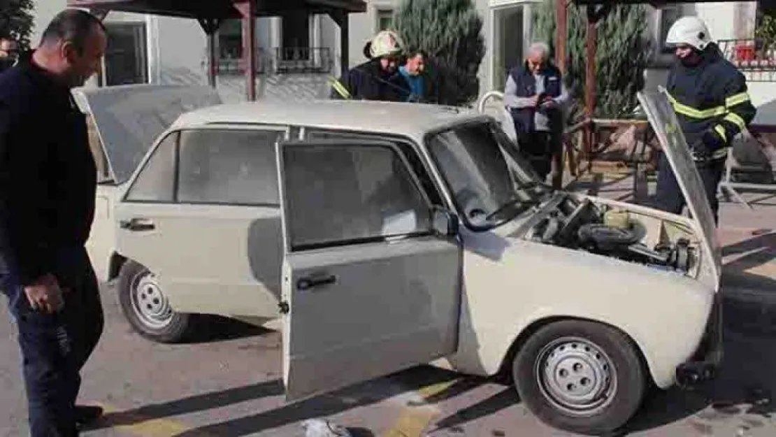 Alev alan otomobili yanmaktan vatandaşlar kurtardı