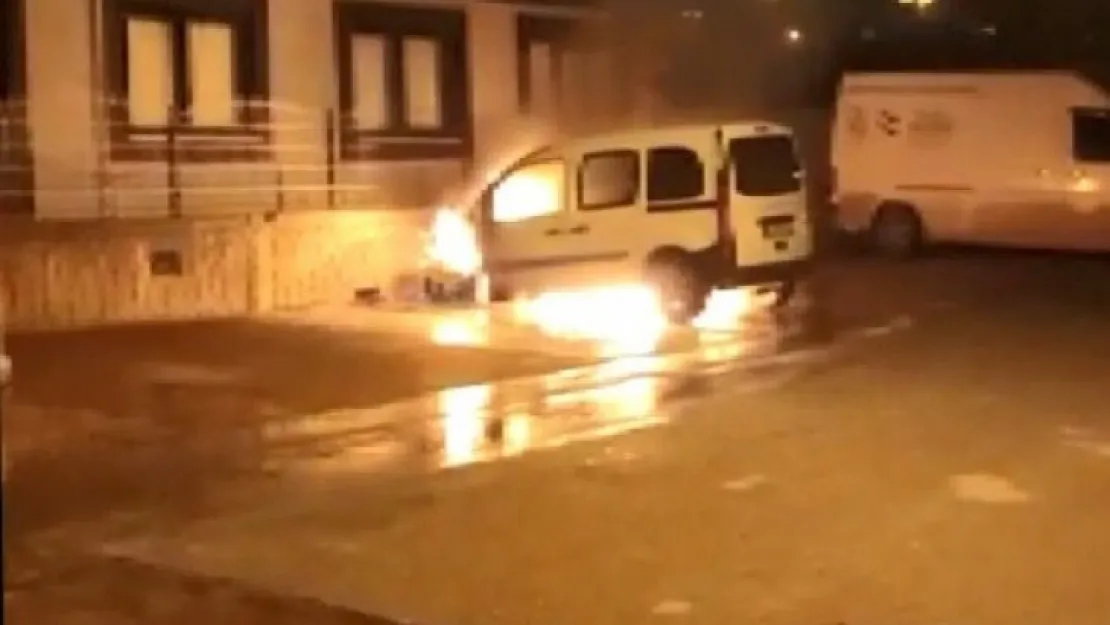 Araç alev alev yandı
