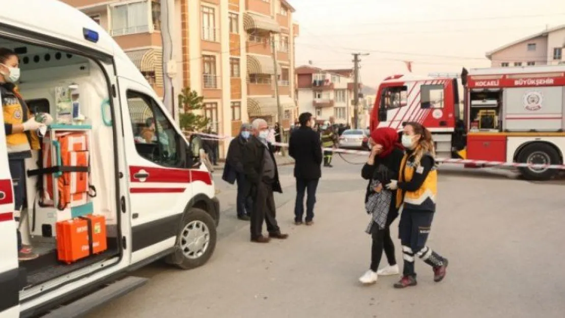 Alevlerin çatısını sardığı binada yaşayanları korna çalarak uyardı