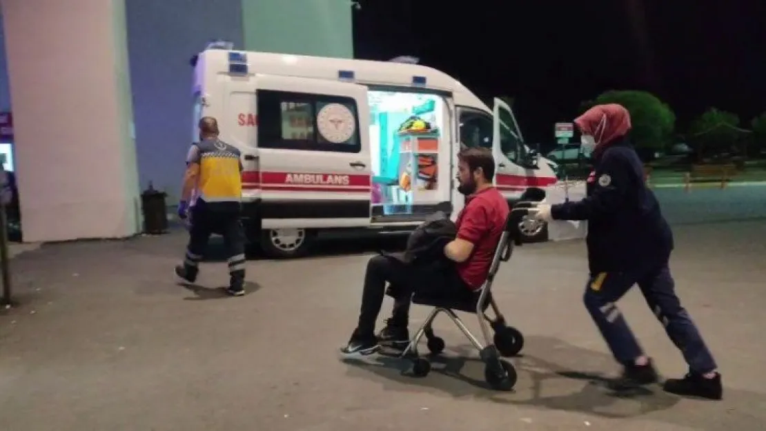 Alkollü şahıslar omuz atıp tartıştıkları 2 kardeşi bıçaklayıp kaçtılar